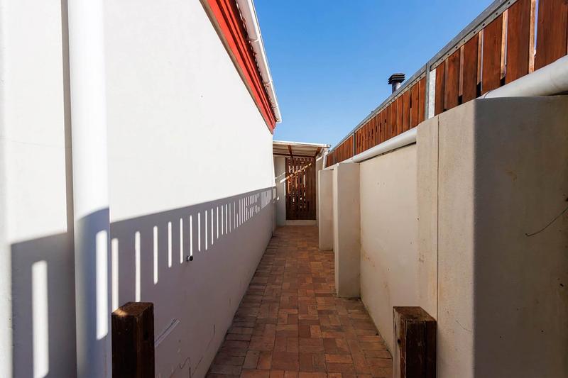 To Let 4 Bedroom Property for Rent in Gordons Bay Central Western Cape